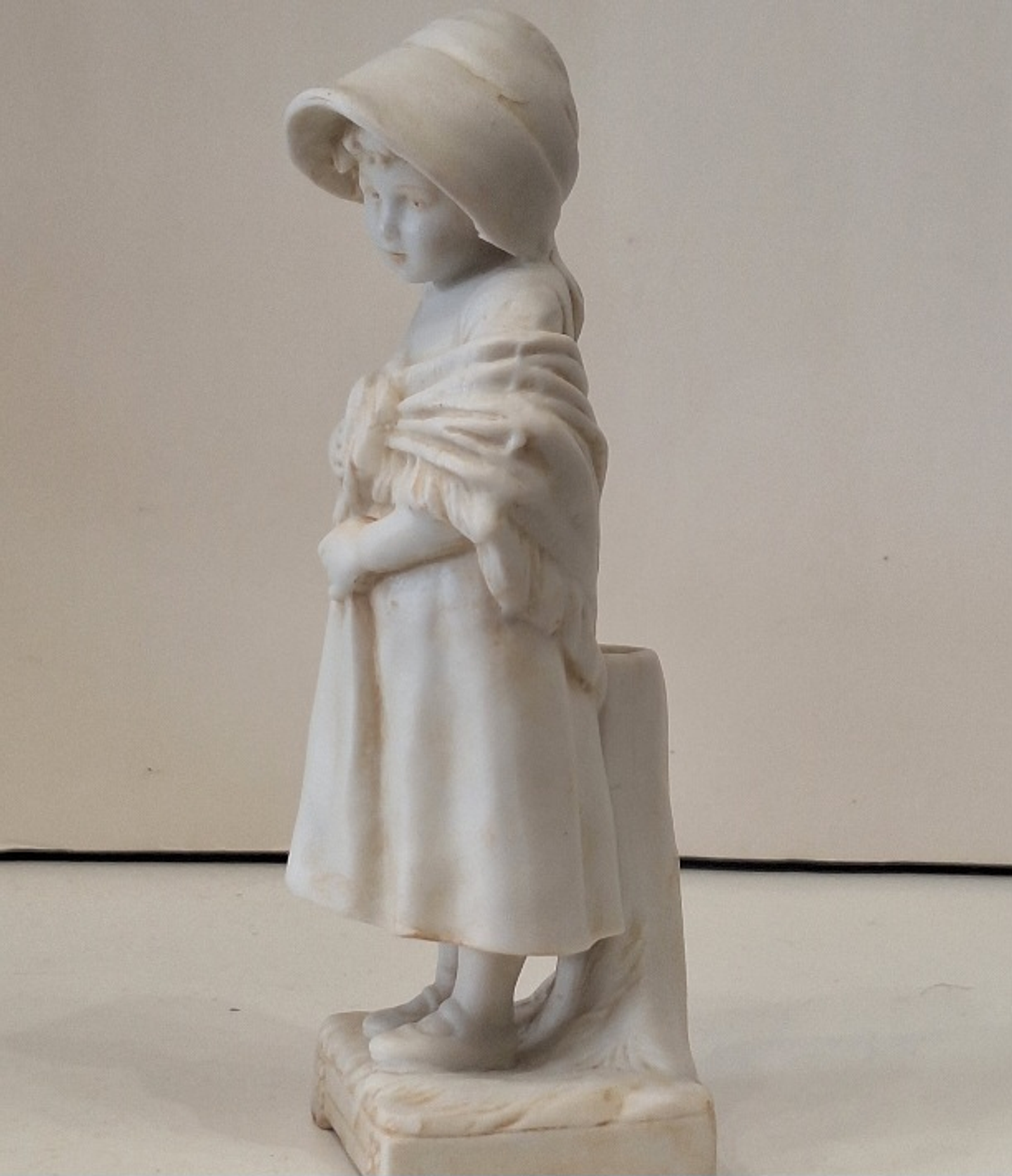 Estatueta em biscuit, tulipeira  2