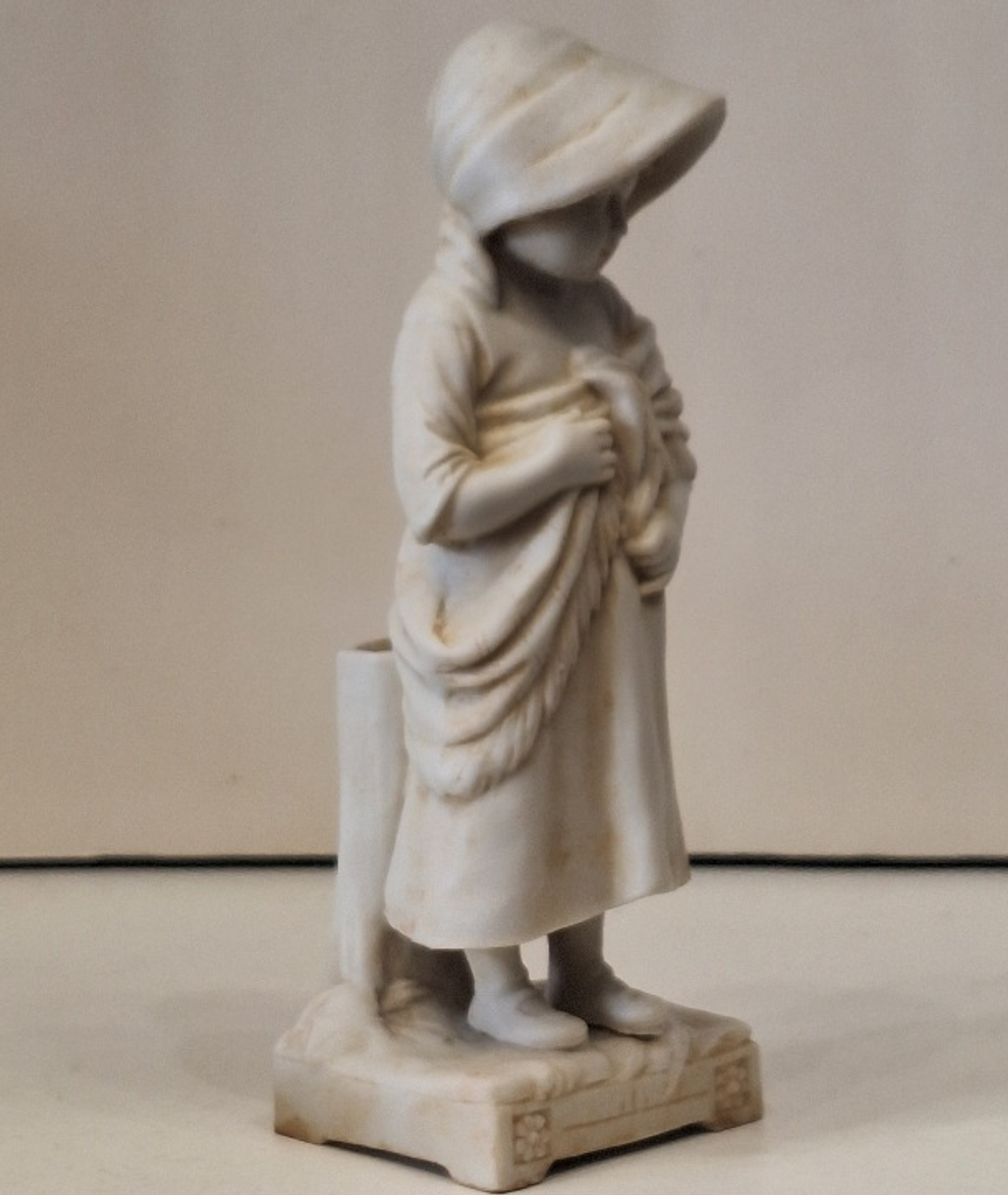 Estatueta em biscuit, tulipeira  3