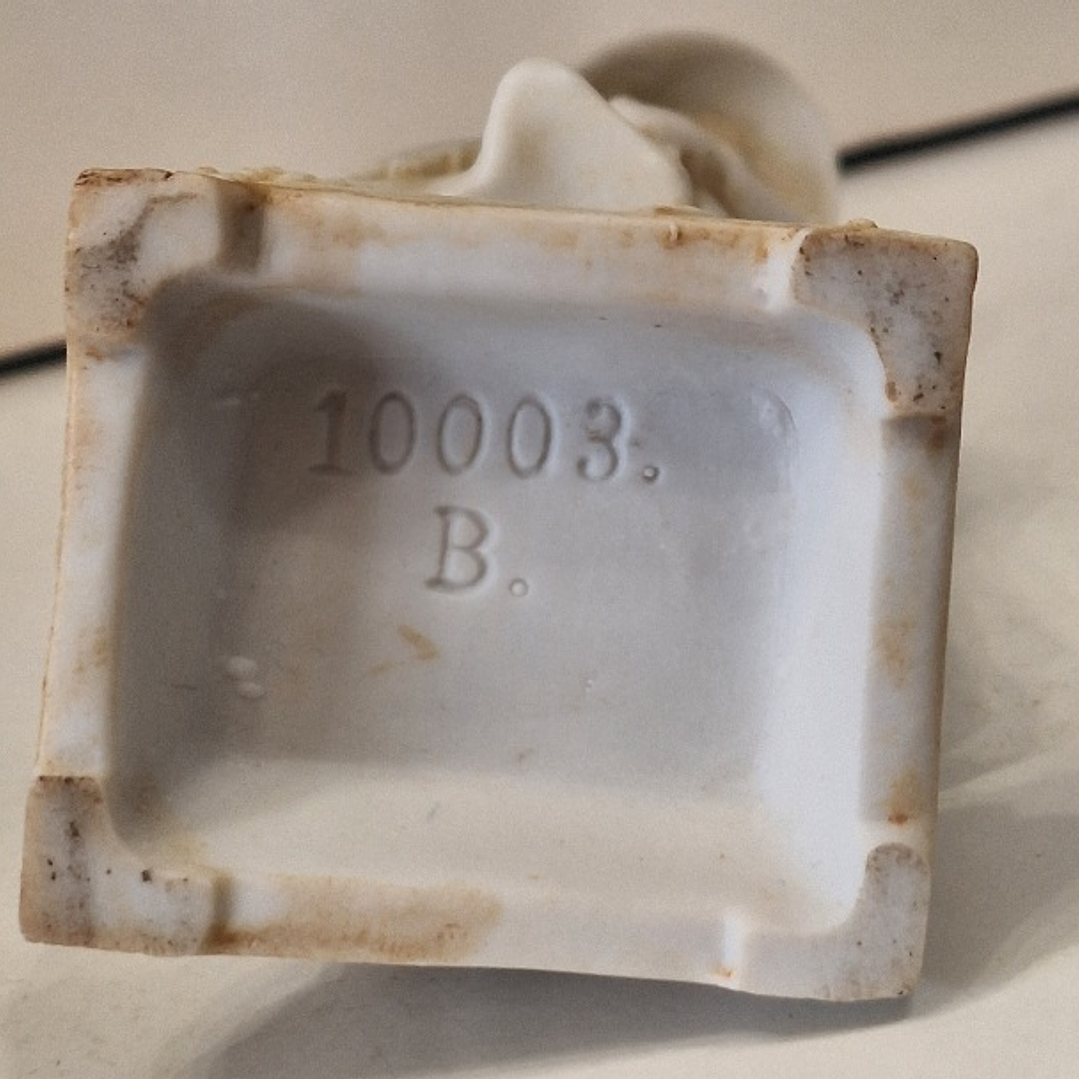 Estatueta em biscuit, tulipeira  5