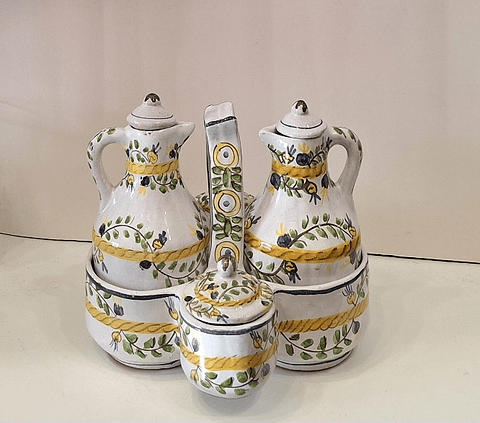 Galheteiro em faiança policromada 