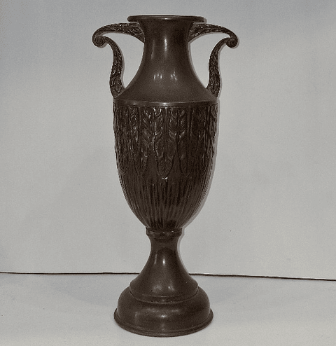 Anfora em metal patinado