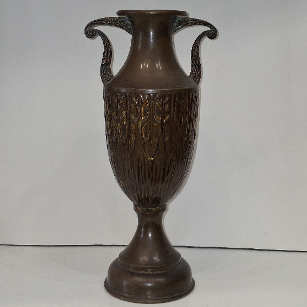 Anfora em metal patinado 1