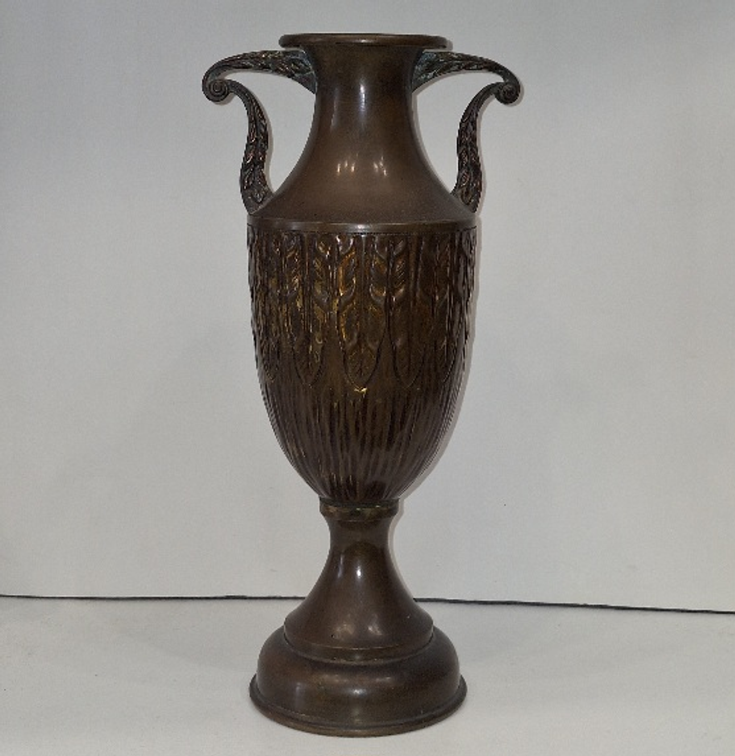 Anfora em metal patinado 1