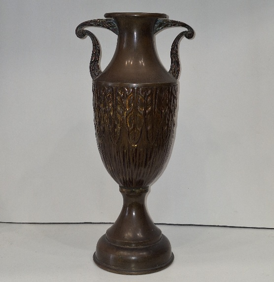 Anfora em metal patinado 1