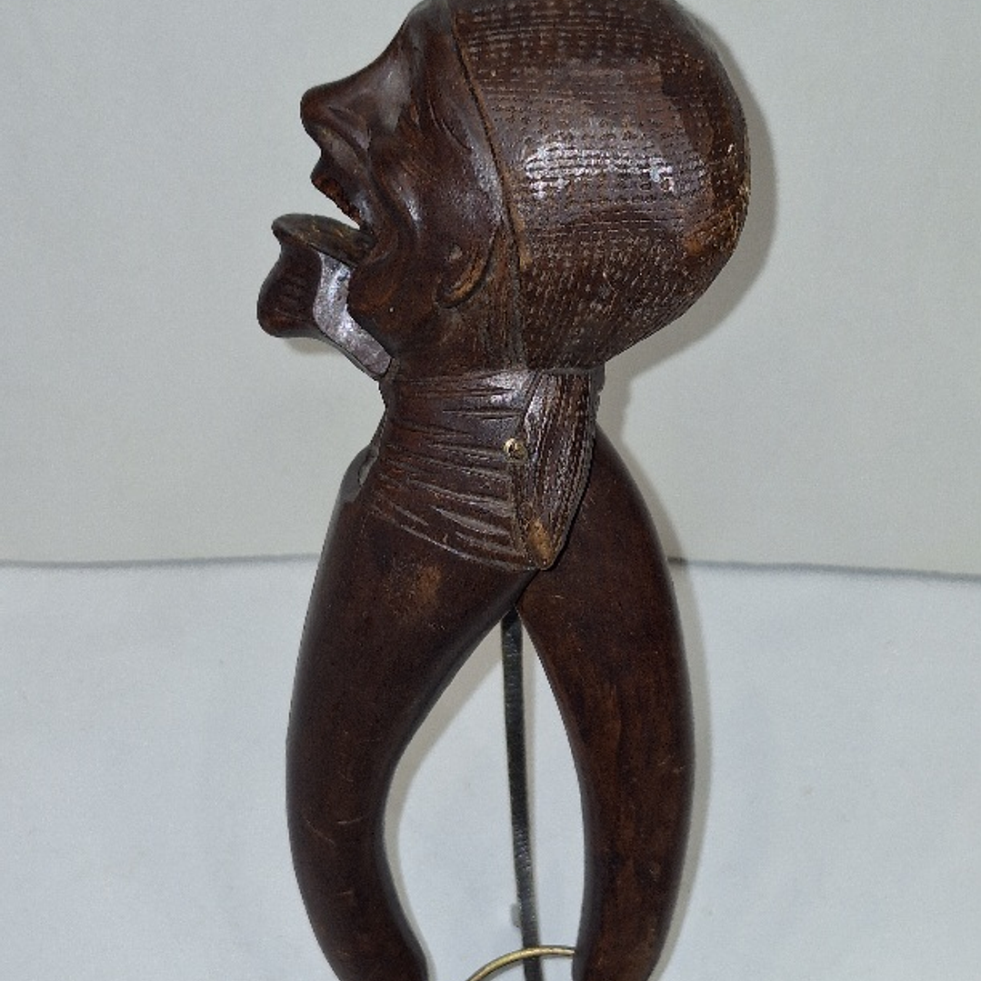 Quebra-nozes em madeira 2