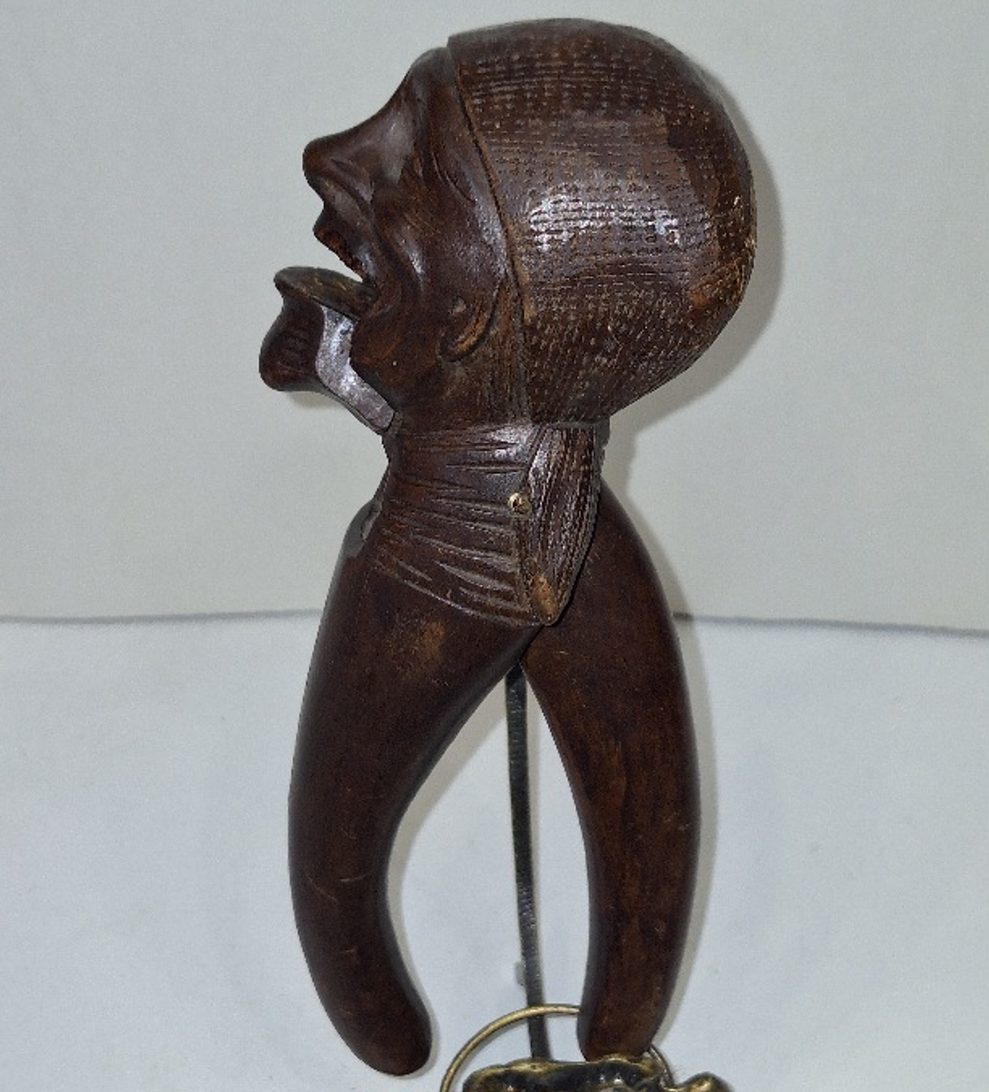 Quebra-nozes em madeira 2