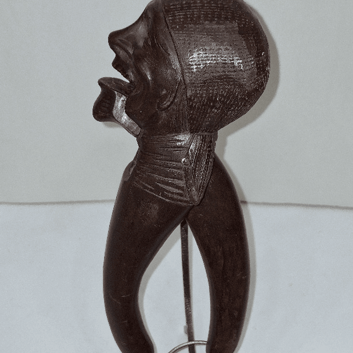 Quebra-nozes em madeira 2