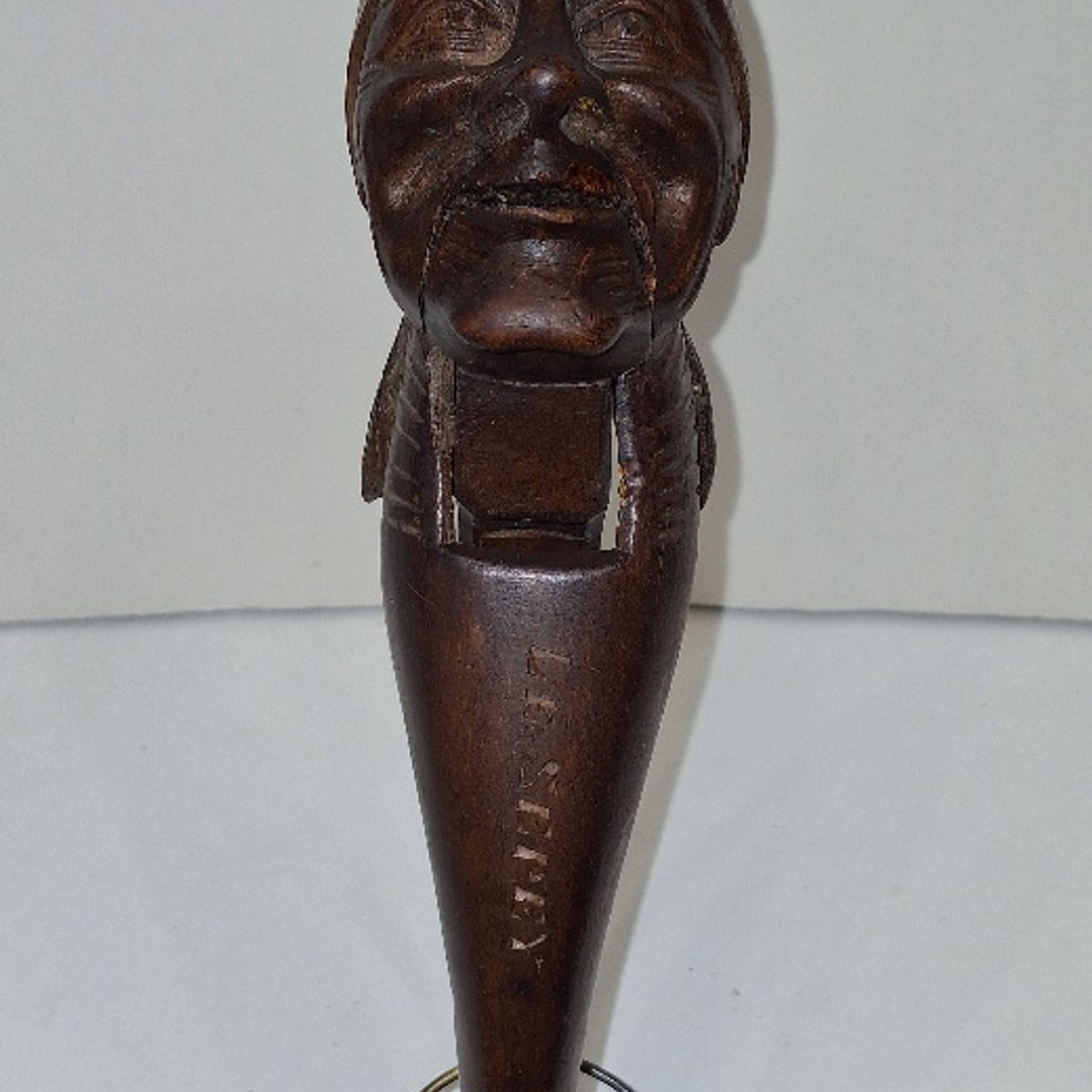 Quebra-nozes em madeira 3