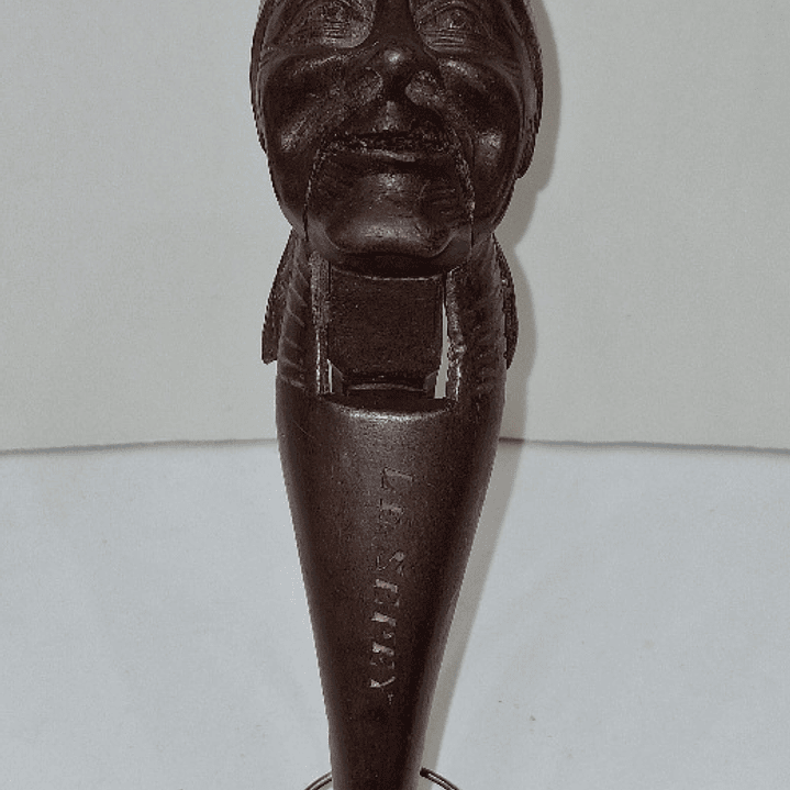 Quebra-nozes em madeira 3