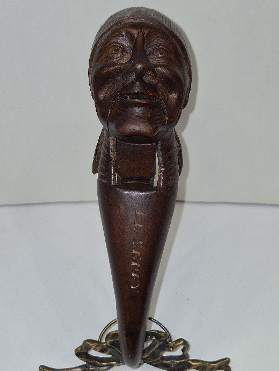 Quebra-nozes em madeira 3