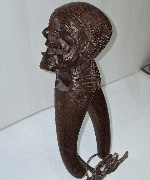 Quebra-nozes em madeira