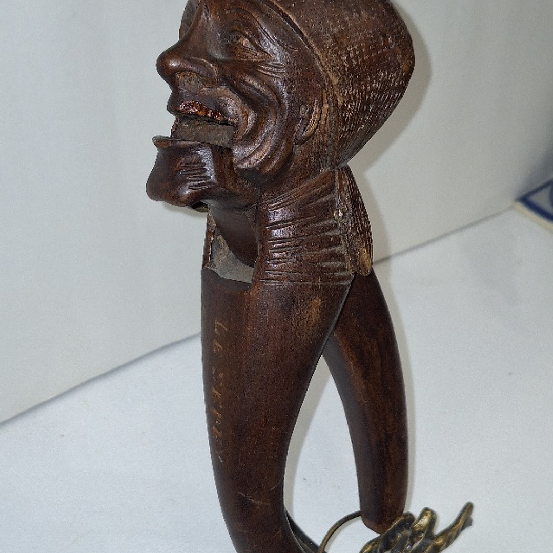 Quebra-nozes em madeira 1