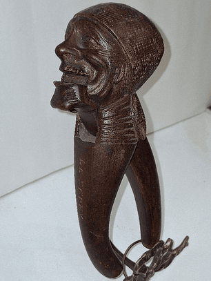 Quebra-nozes em madeira