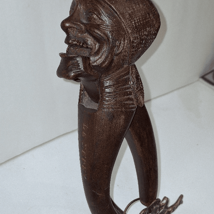 Quebra-nozes em madeira 1