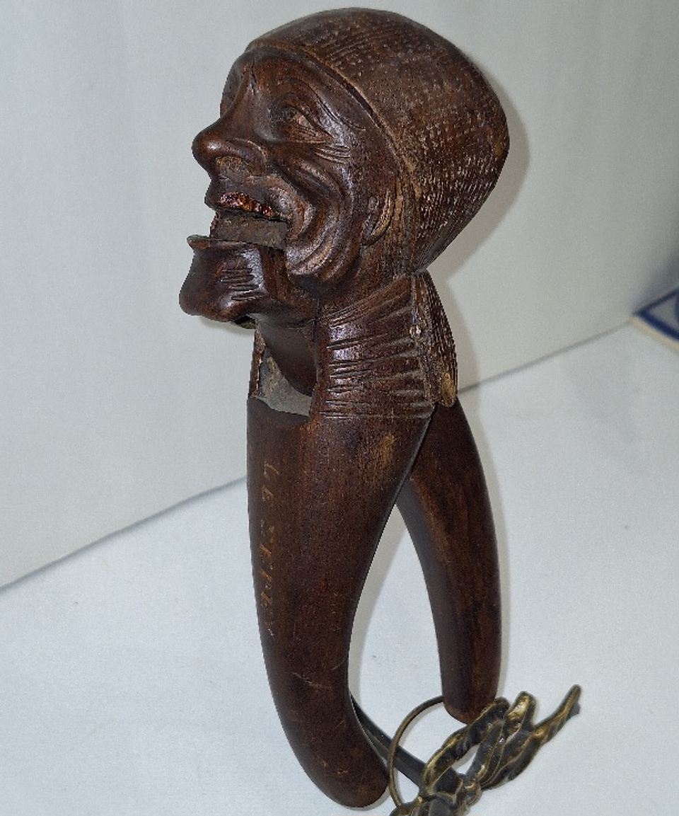 Quebra-nozes em madeira 1