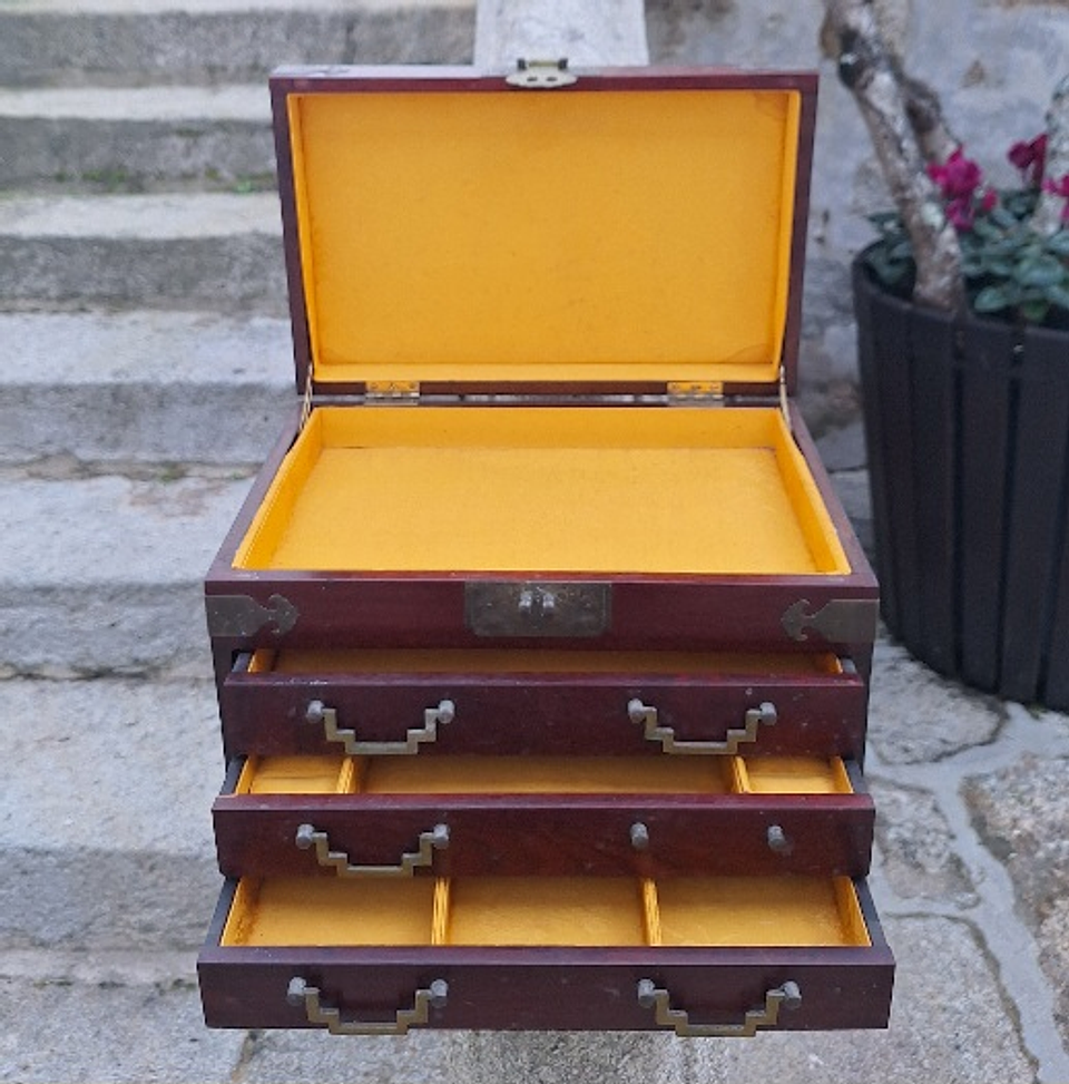 Caixa porta-Jóias, em madeira oriental  3