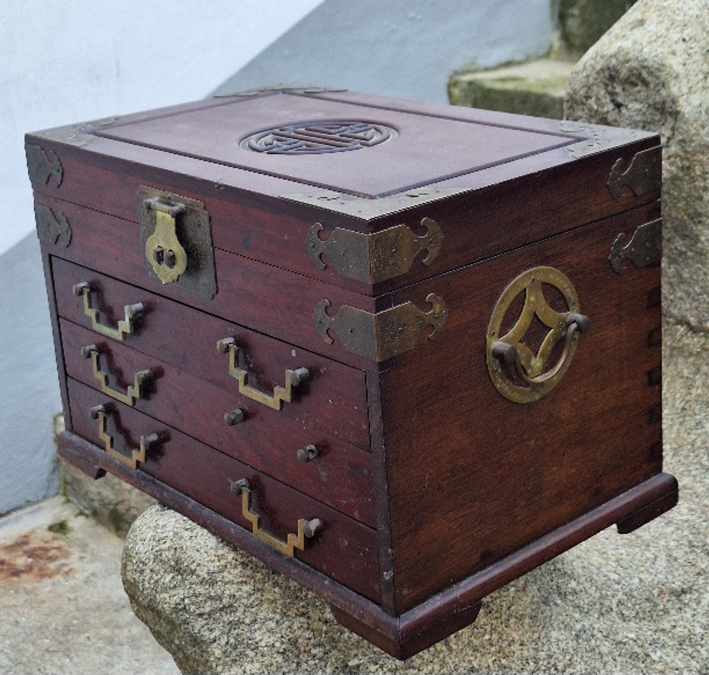 Caixa porta-Jóias, em madeira oriental  2