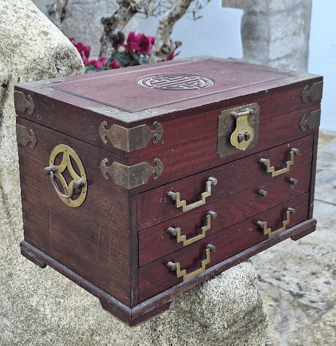 Caixa porta-Jóias, em madeira oriental 