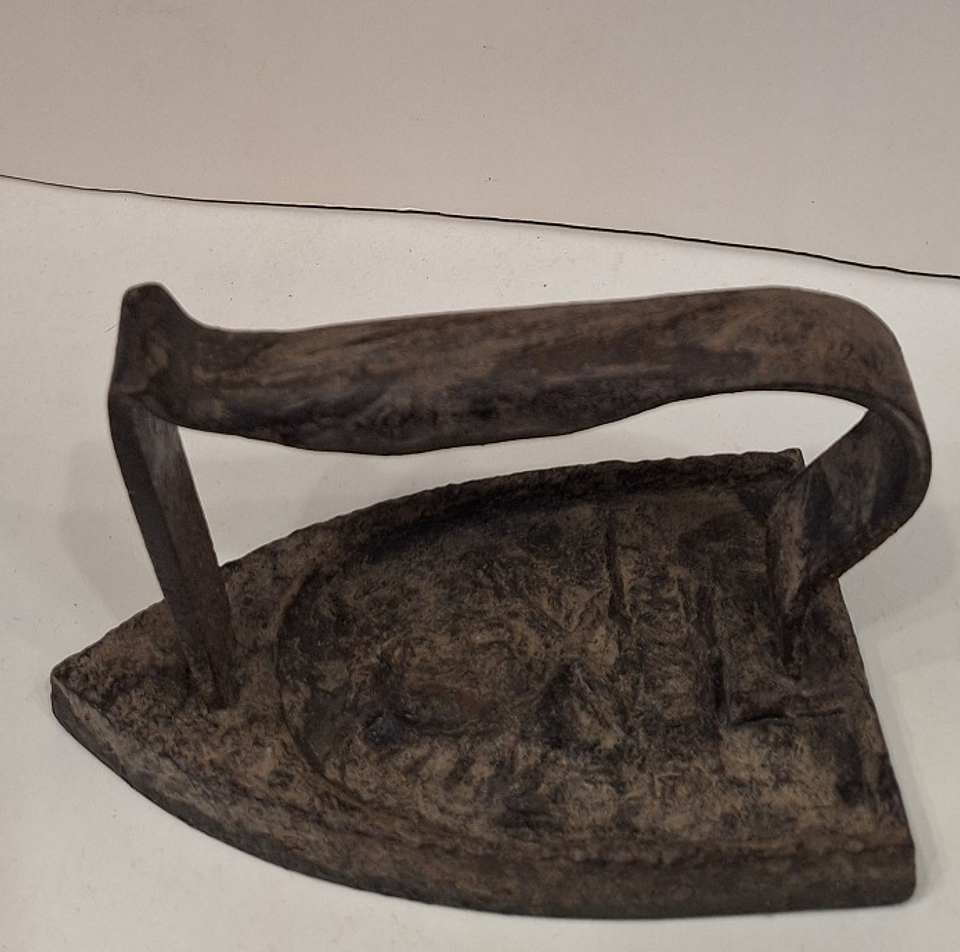 Antigo ferro de engomar  2