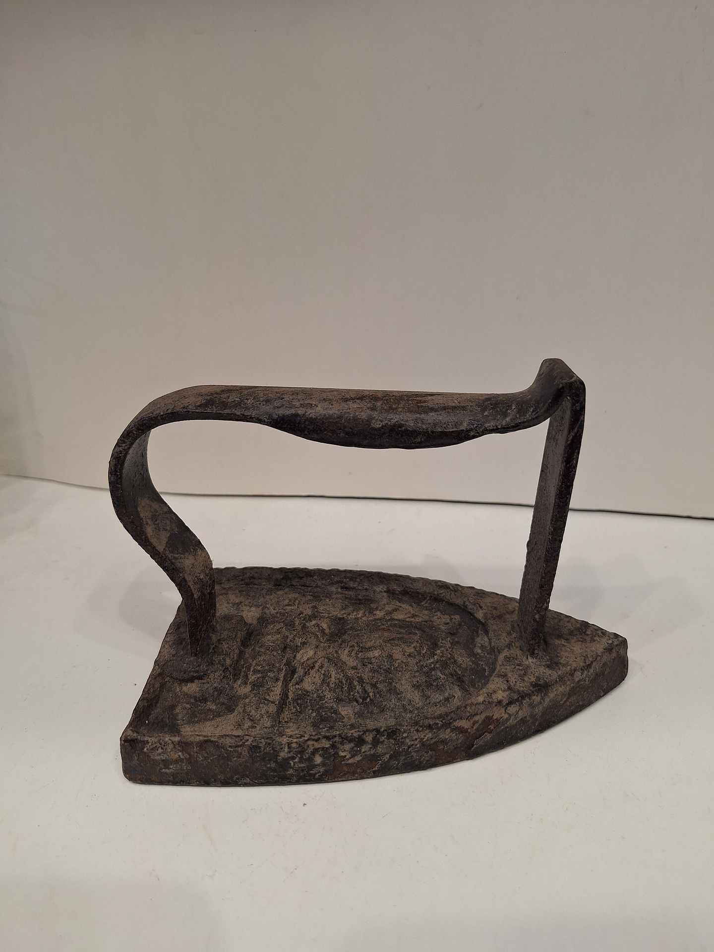 Antigo ferro de engomar  4