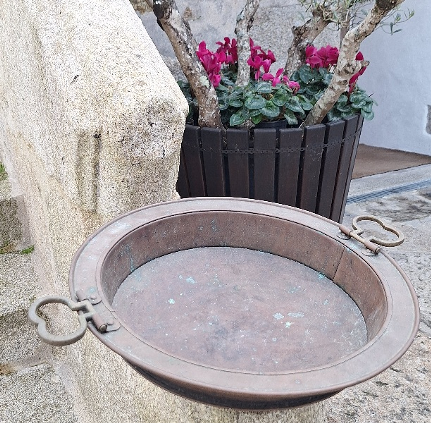 Antigo braseiro em cobre. 2