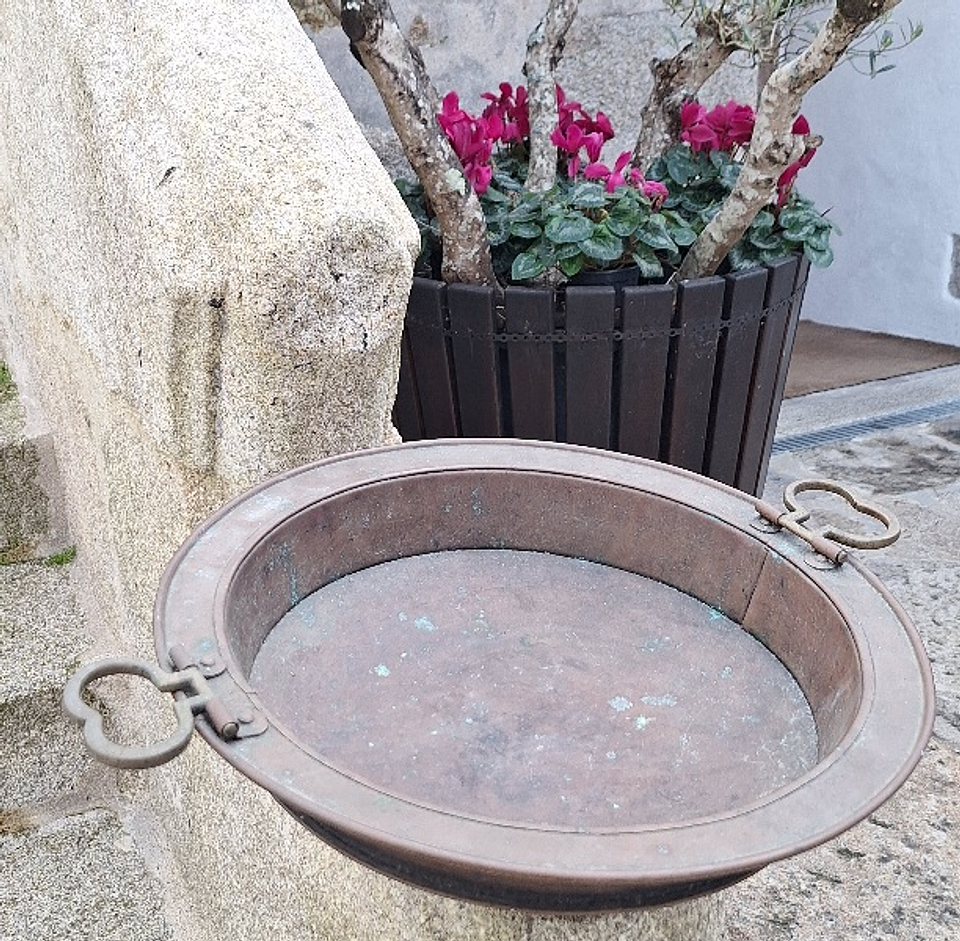 Antigo braseiro em cobre. 2