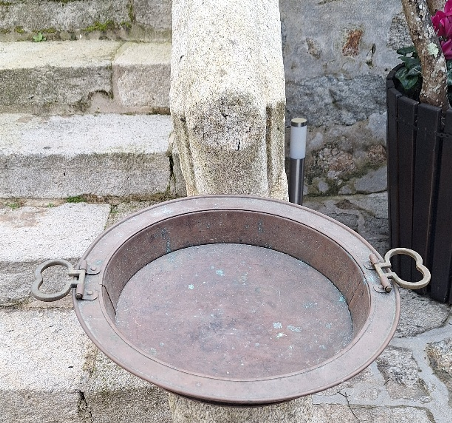 Antigo braseiro em cobre. 3