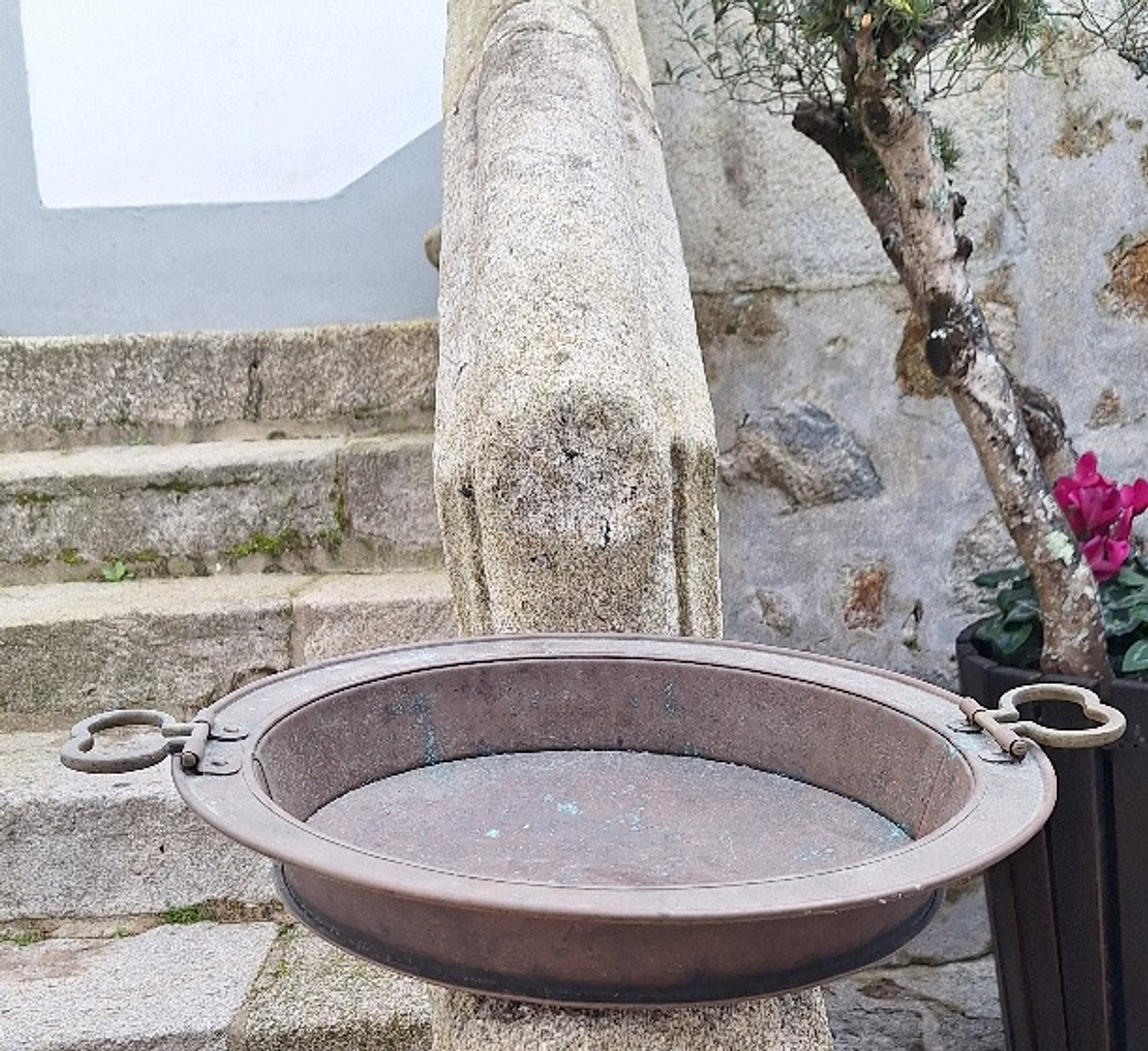 Antigo braseiro em cobre. 4