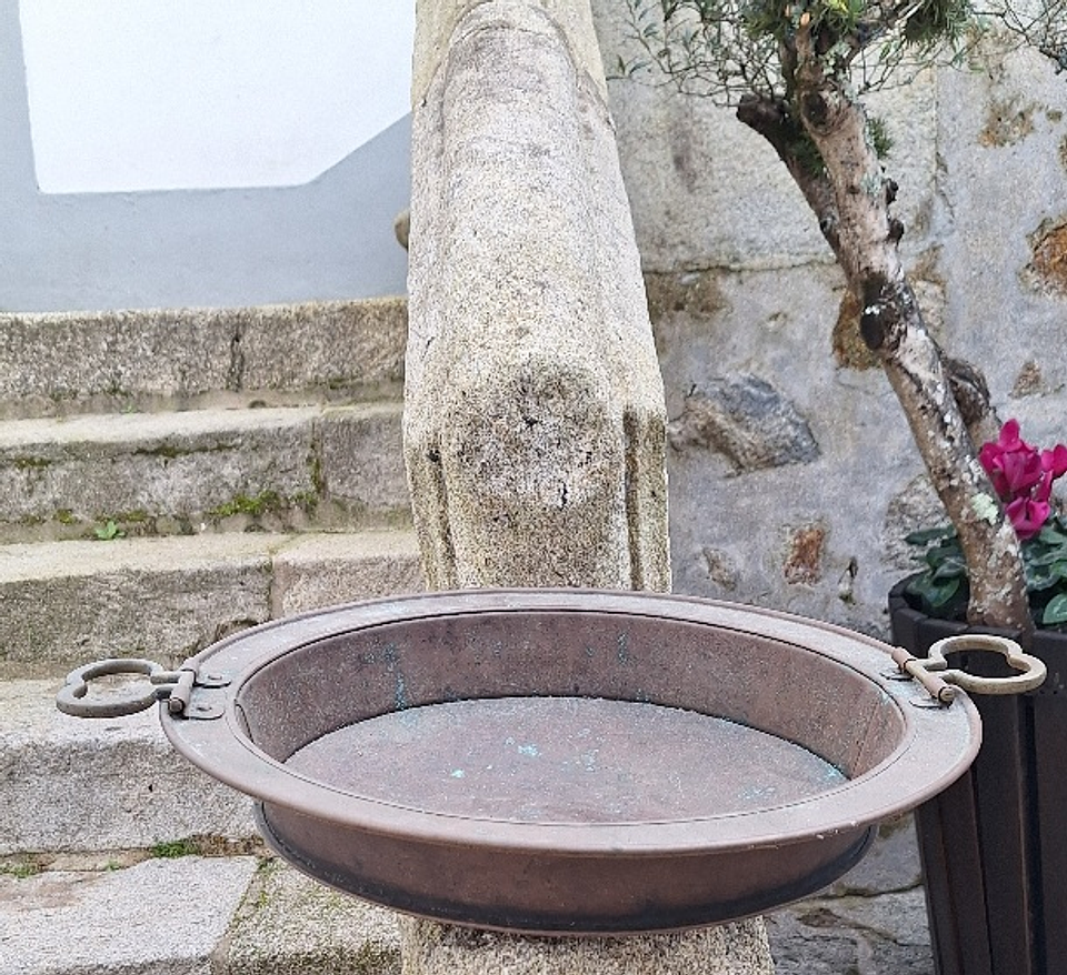 Antigo braseiro em cobre. 4