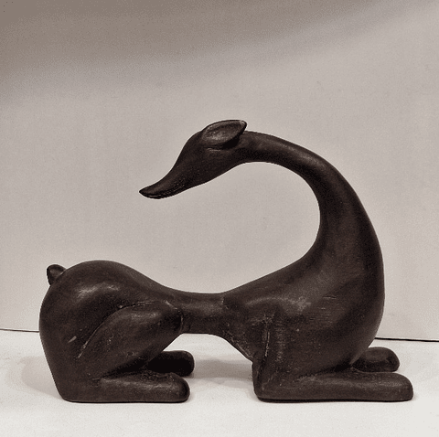Escultura de um Galgo em madeira