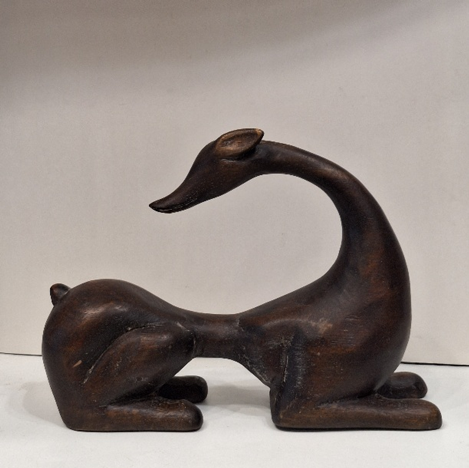 Escultura de um Galgo em madeira 1