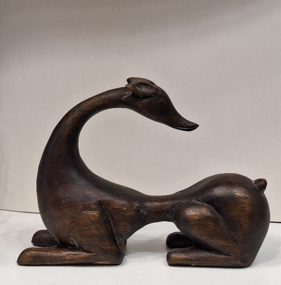 Escultura de um Galgo em madeira 2