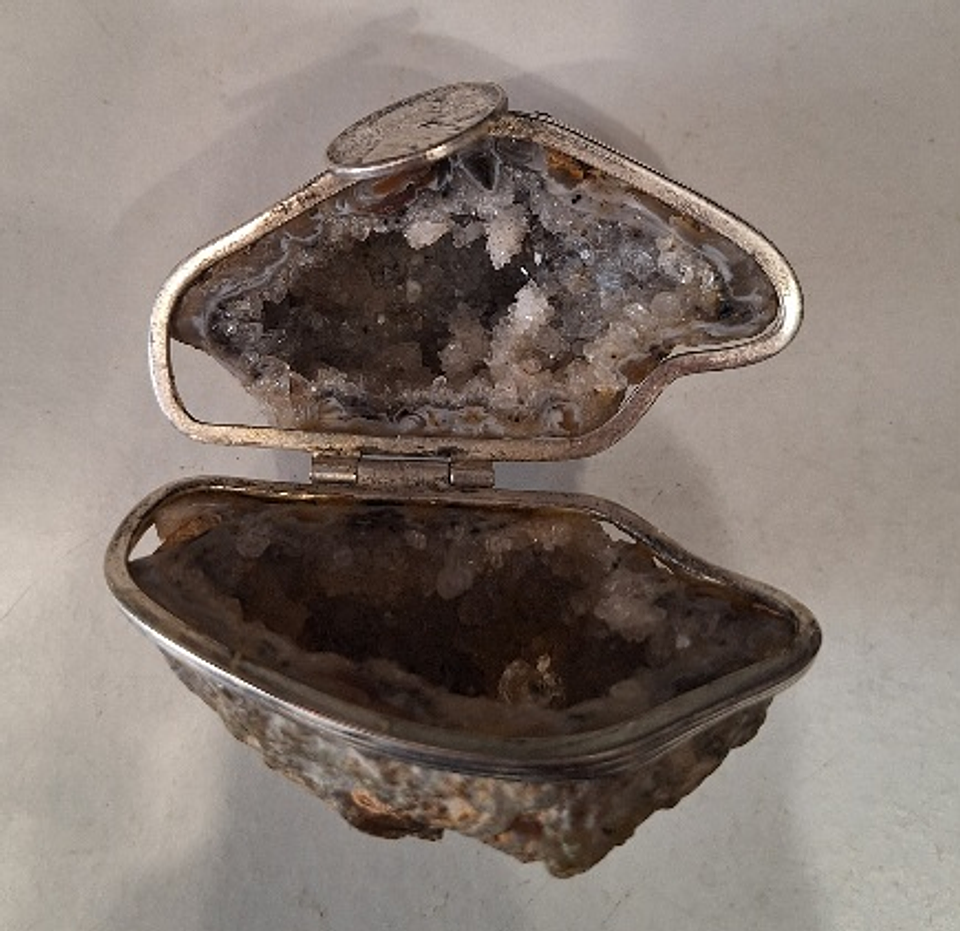 Caixa em pink quartz com moeda 2