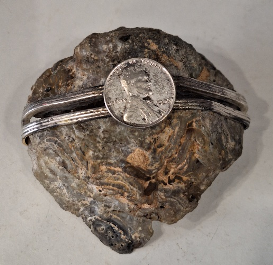 Caixa em pink quartz com moeda 1