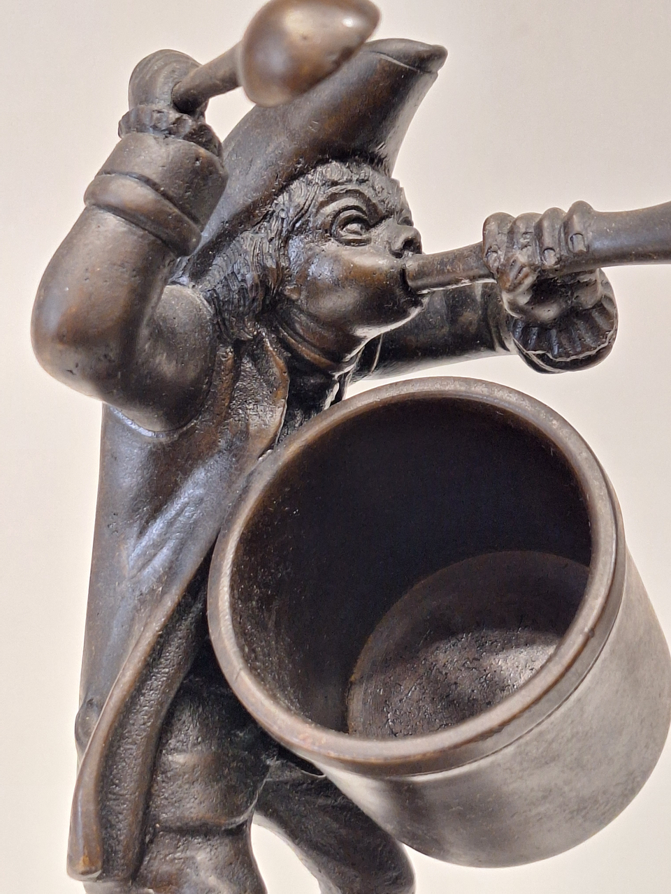 Hora do rancho. Sopeiro militar em bronze  1