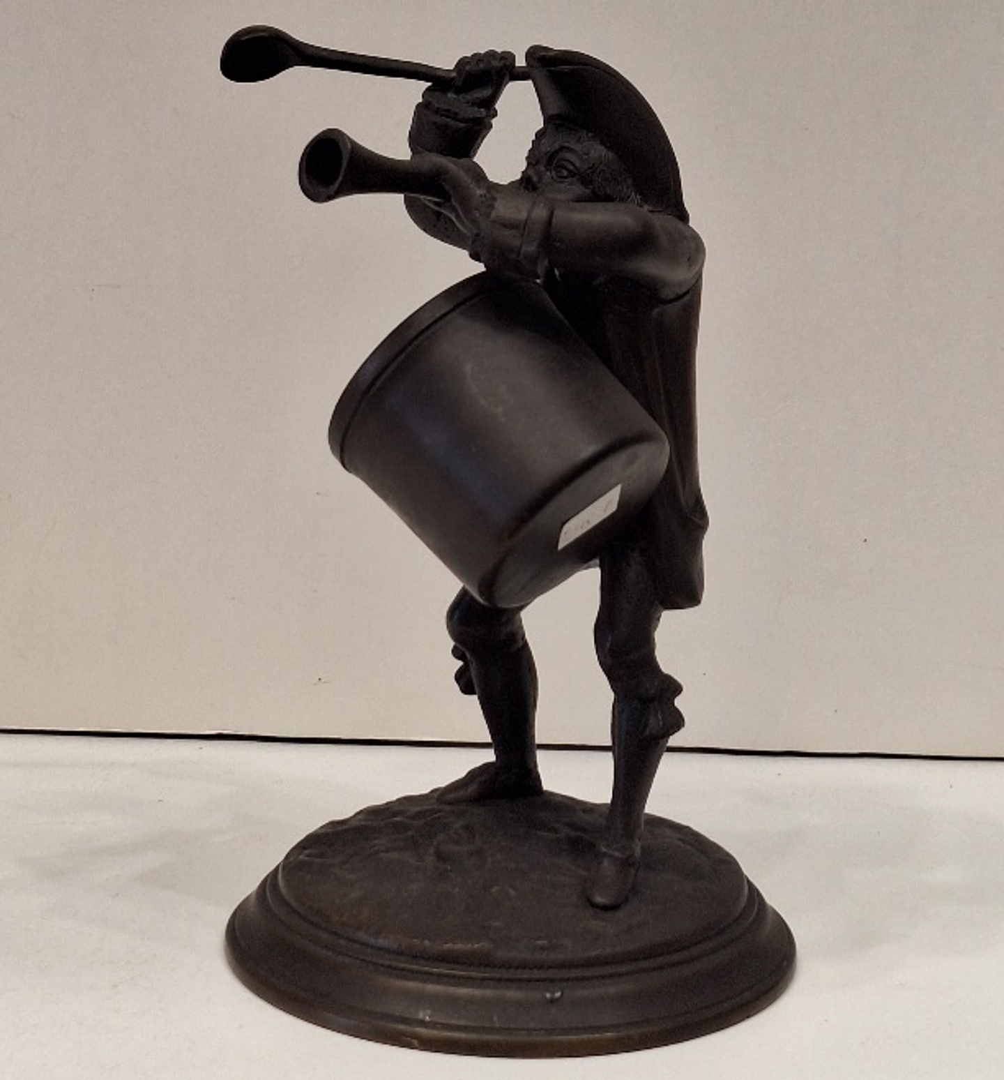 Hora do rancho. Sopeiro militar em bronze  3