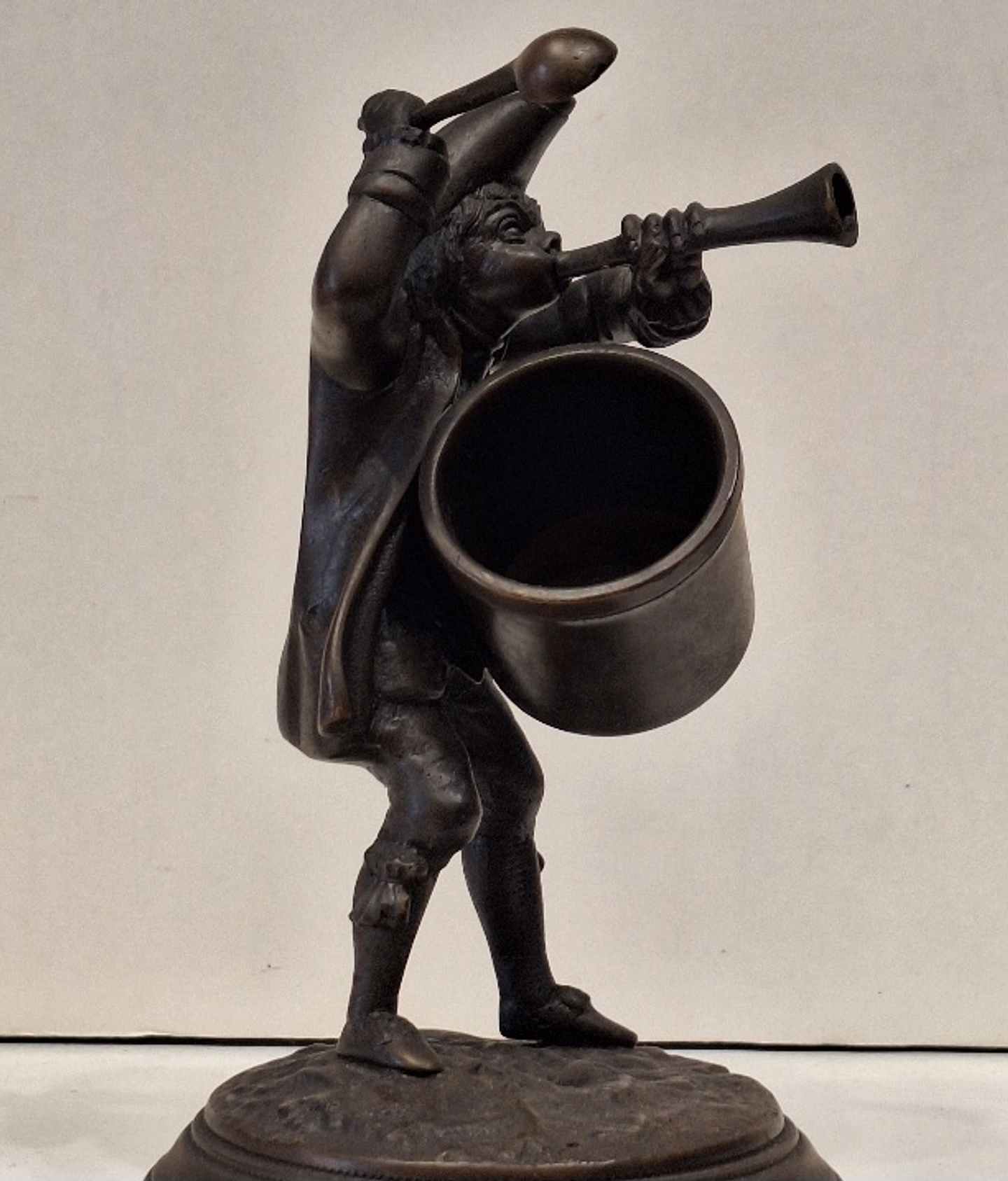 Hora do rancho. Sopeiro militar em bronze  4