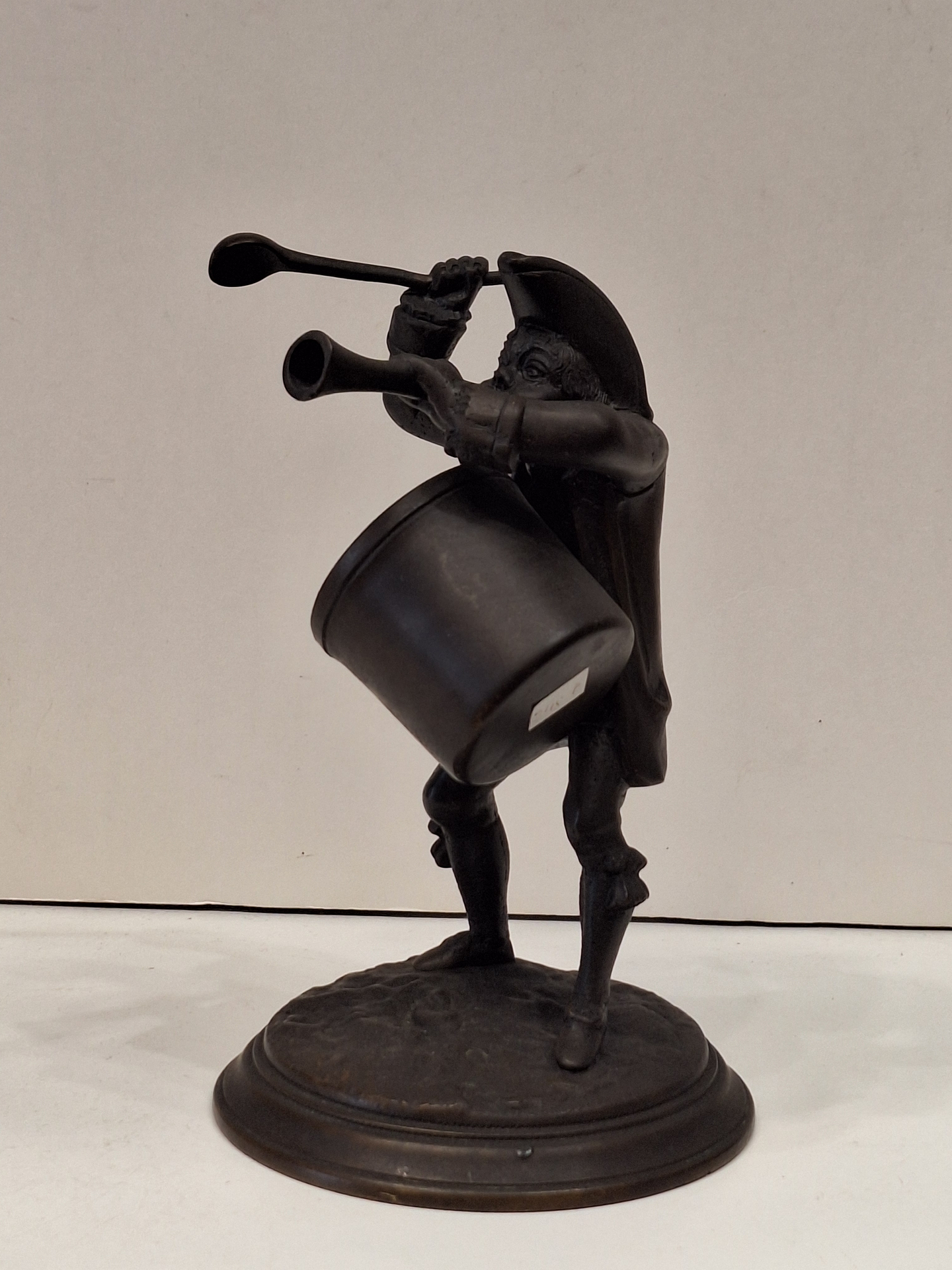 Hora do rancho. Sopeiro militar em bronze  6