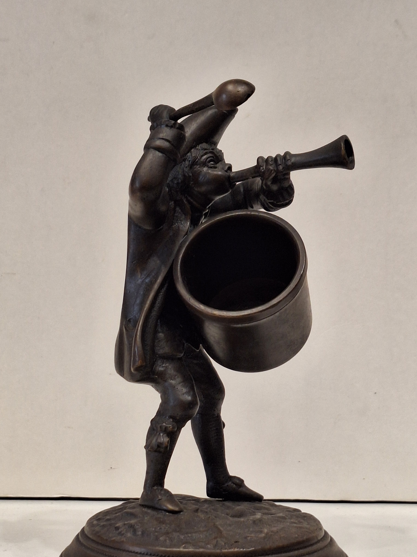 Hora do rancho. Sopeiro militar em bronze  7