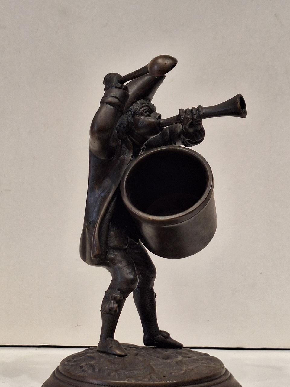 Hora do rancho. Sopeiro militar em bronze  7