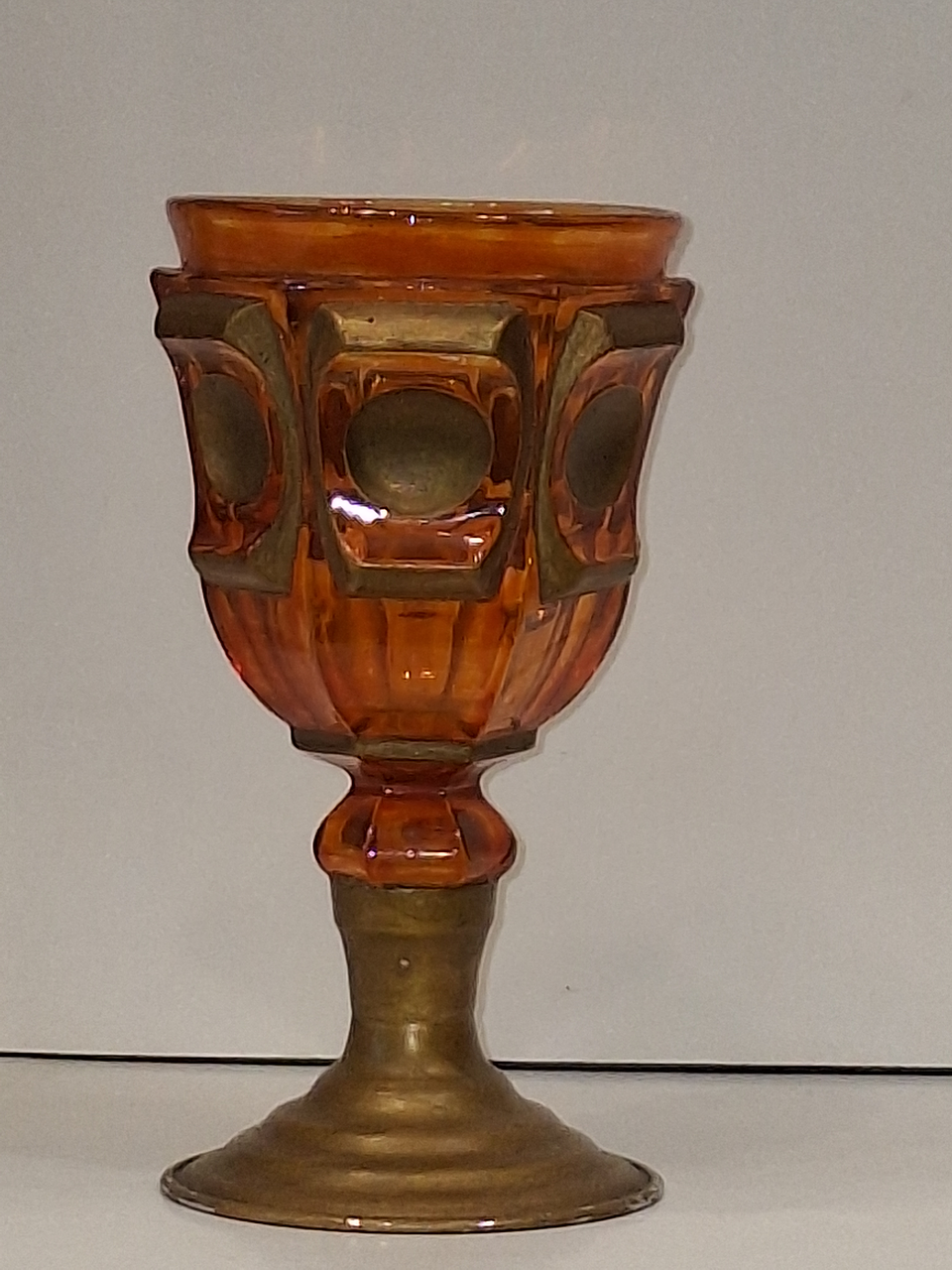 Taça de vidro, base em metal  2