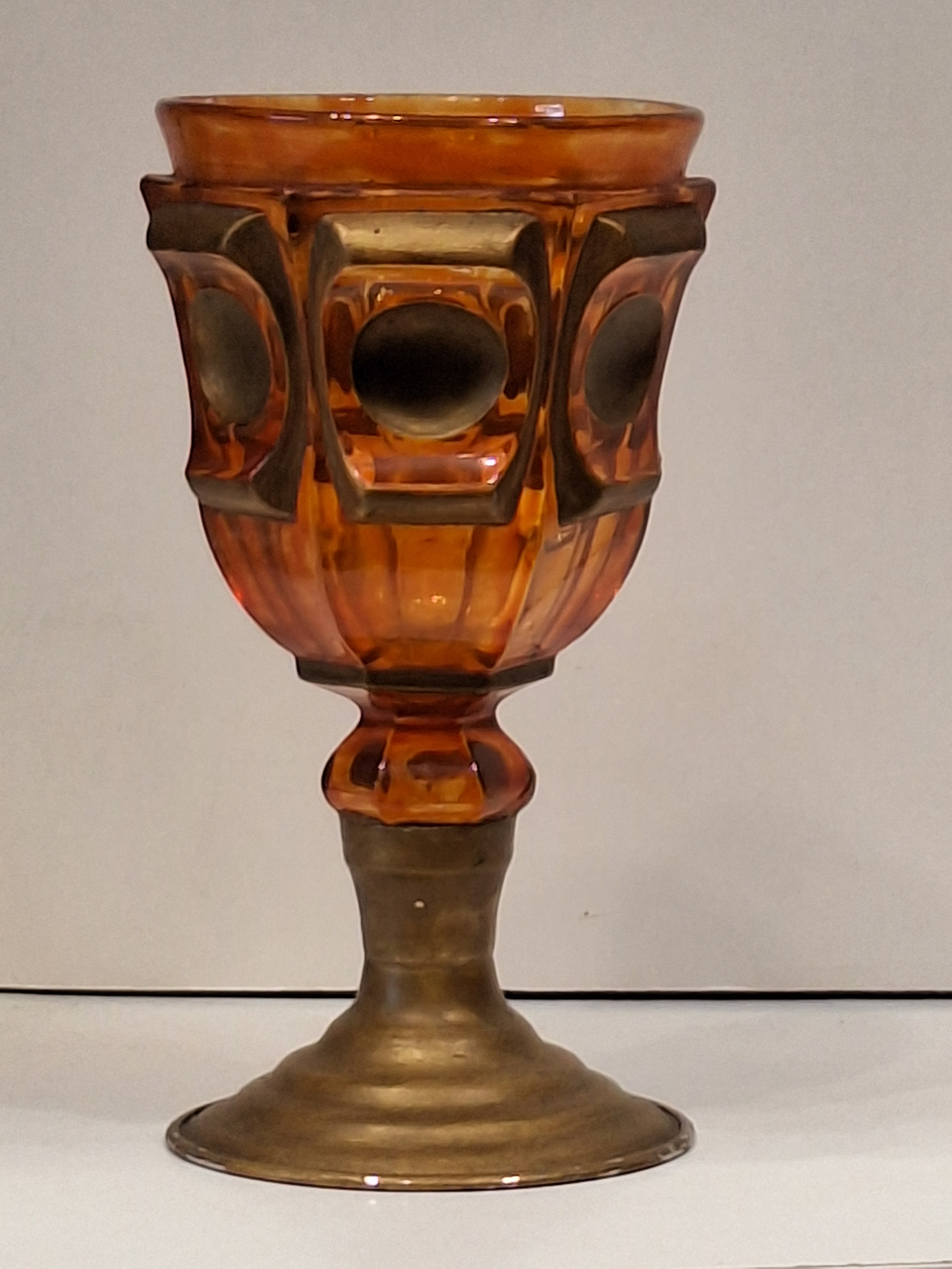 Taça de vidro, base em metal  3