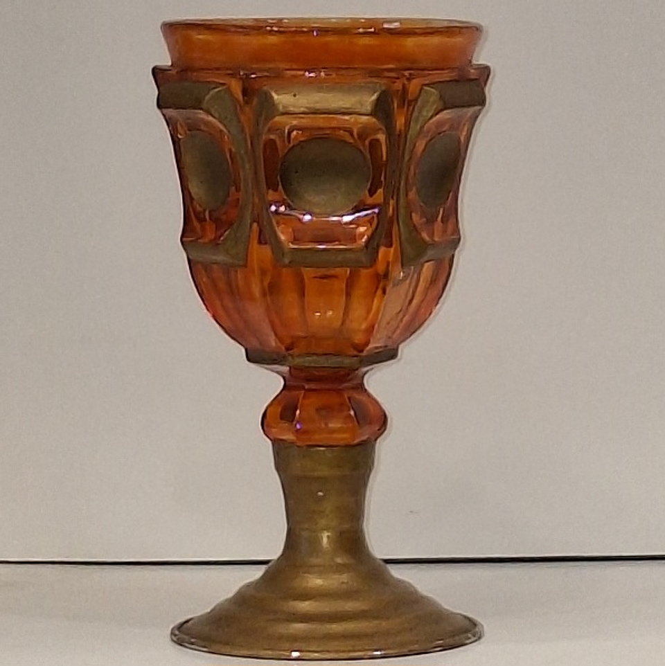 Taça de vidro, base em metal  1