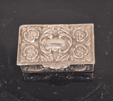 Caixa porta-pílulas em metal nobre