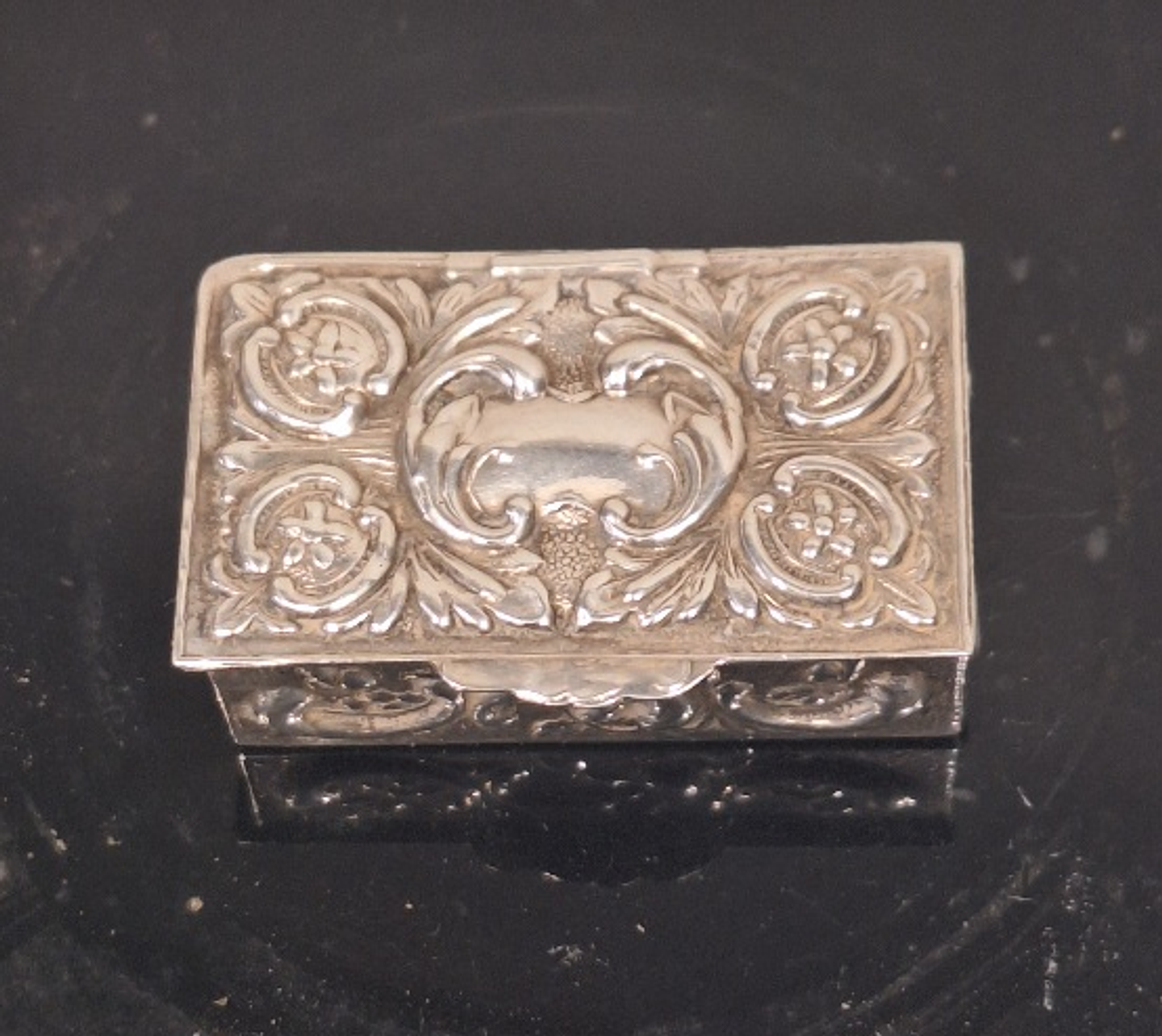 Caixa porta-pílulas em metal nobre 1