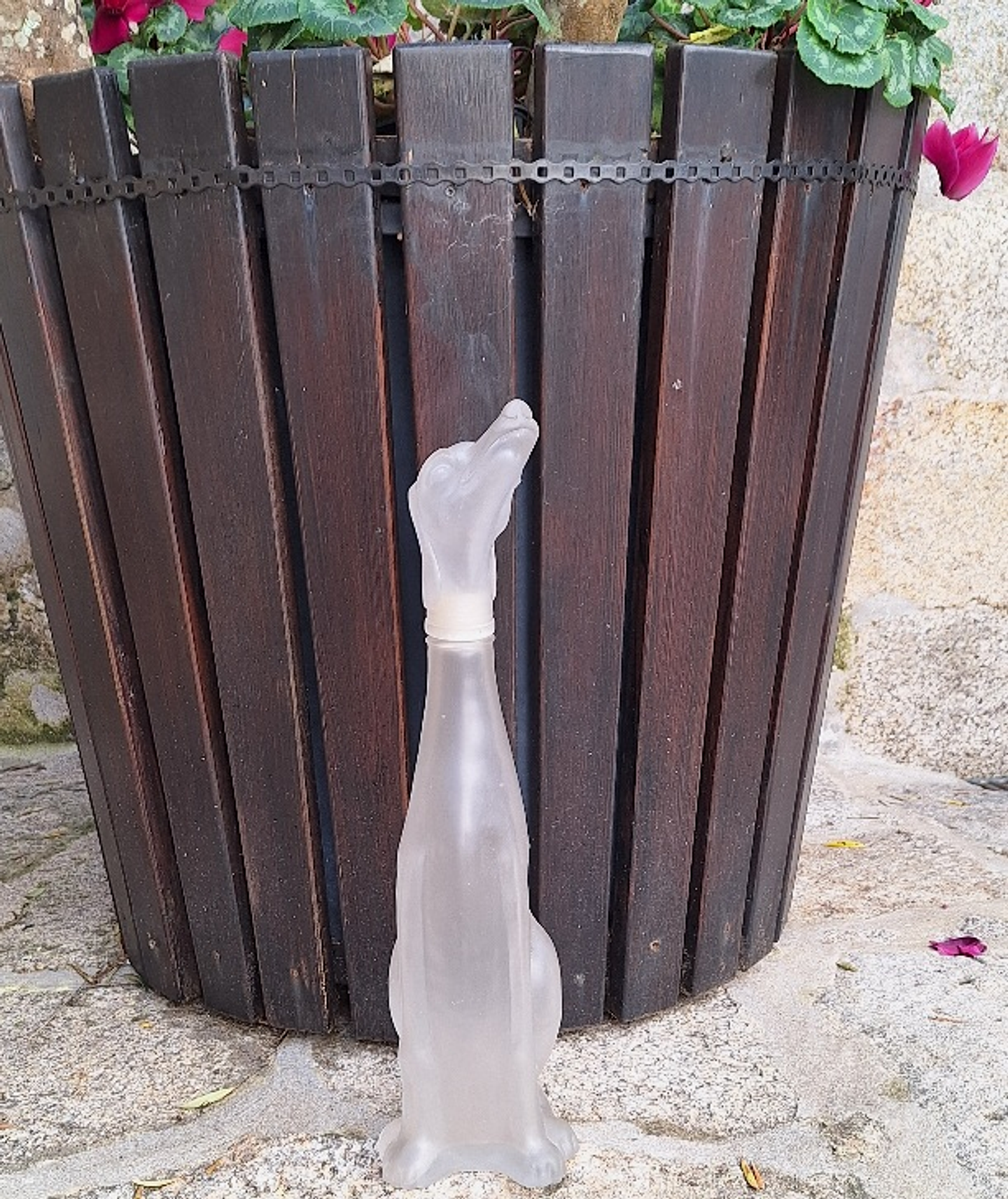 Grande garrafa, representando cão  1