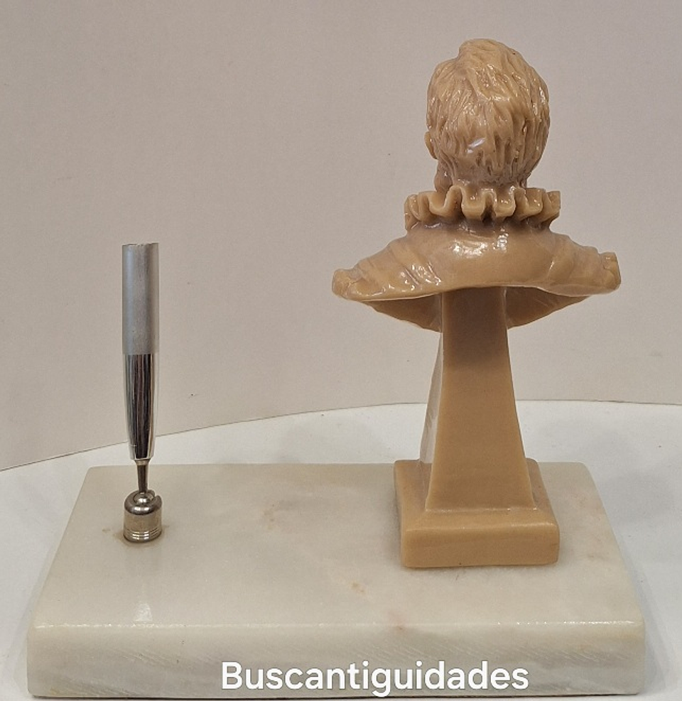 Busto de Camões em porta canetas  2