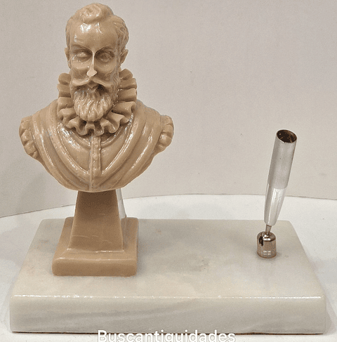Busto de Camões em porta canetas 