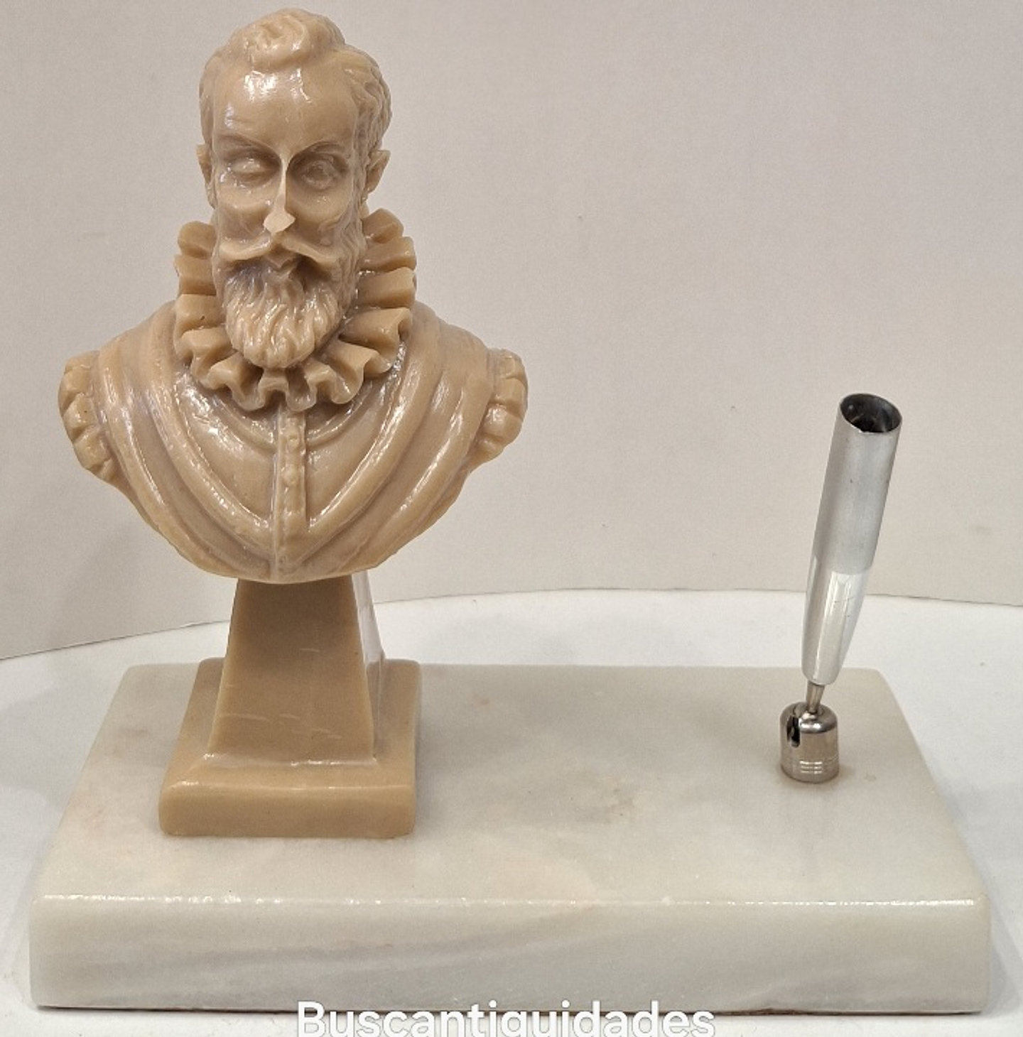 Busto de Camões em porta canetas  1