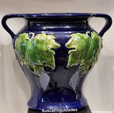 Bordallo Pinheiro, Grande vaso com alças 